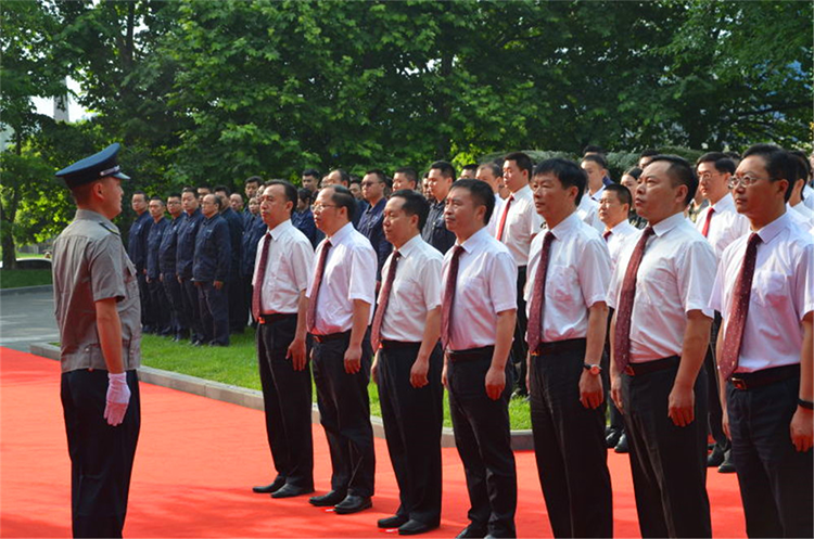 自強不息 追求卓越 創造奇跡 ——集團公司隆重舉行慶祝成立二十一周年升旗儀(圖3)