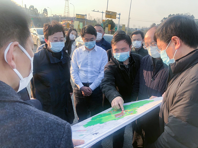 內江市委副書記、市長鄭莉到川威集團連界基地調研疫情防控及經濟發展工作(圖1)